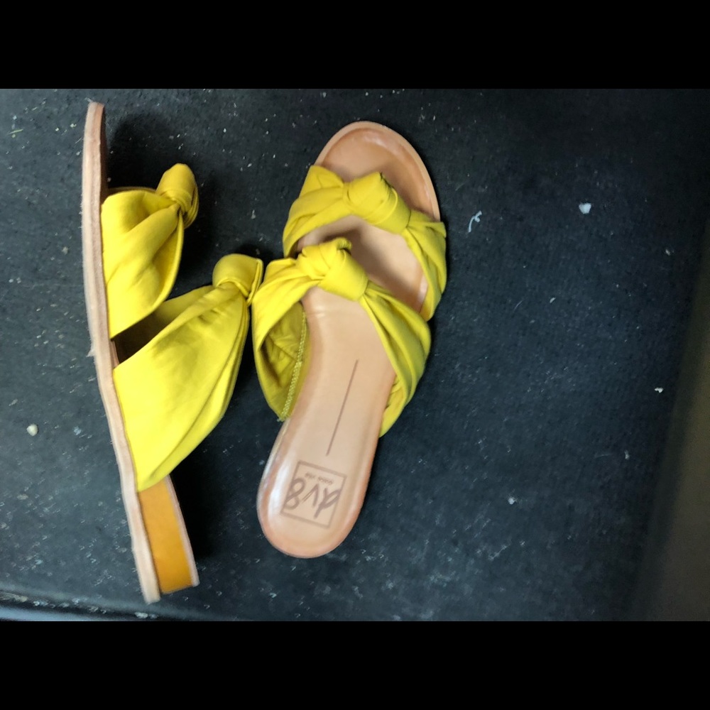 Yellow slides - Picture 3 of 4